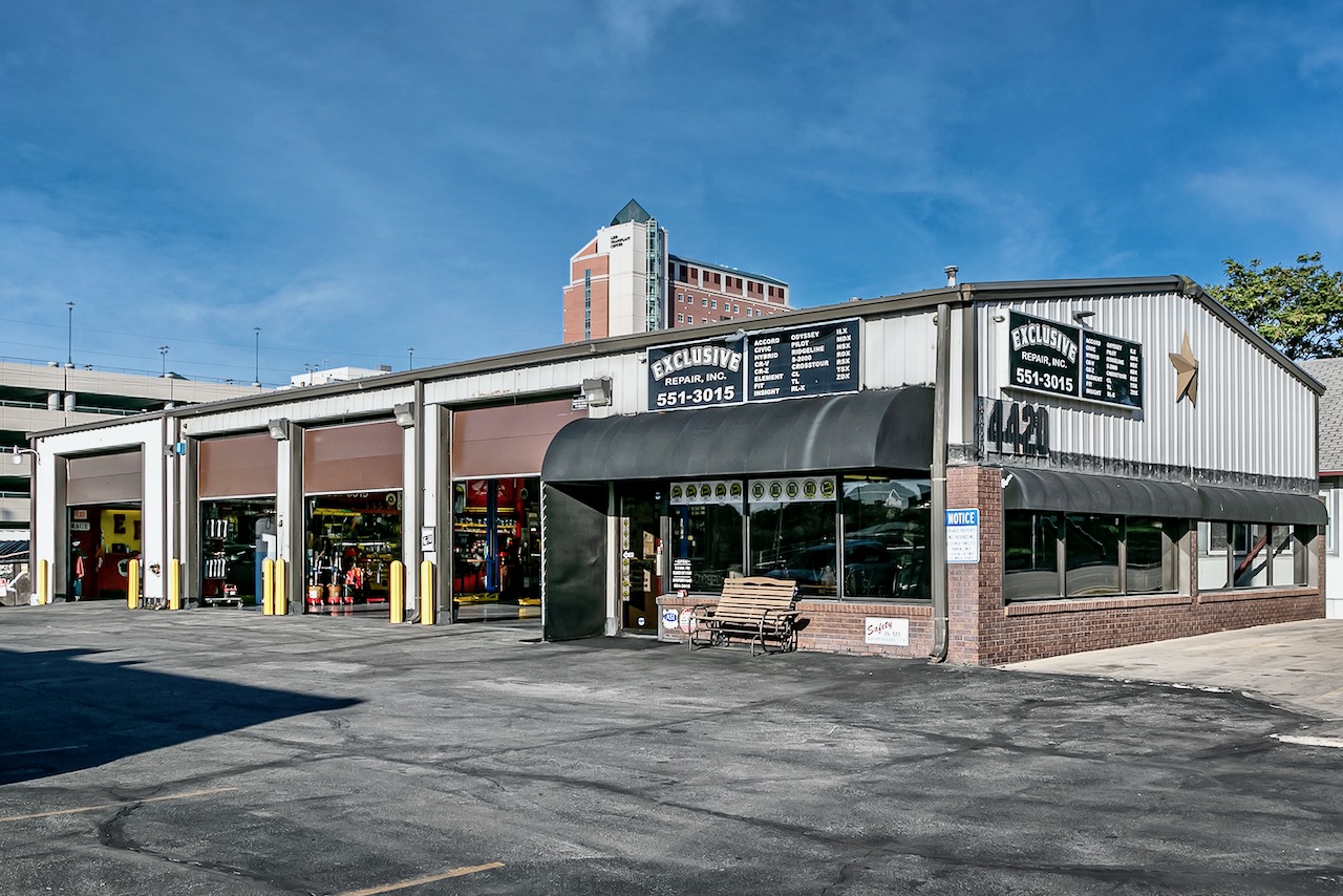 The front entrance to Exclusive Repair East location.